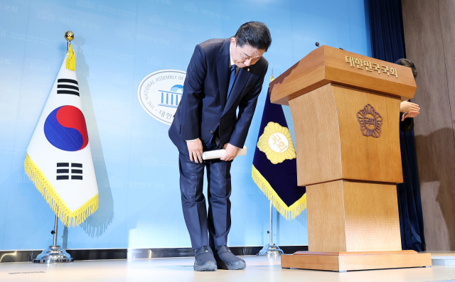 더불어민주당 김병기 의원이 19일 국회 소통관에서 당 윤리심판원의 제명 결정과 관련한 입장을 밝힌 뒤 고개 숙여 사과하고 있다. 김 의원은 각종 의혹으로 제명 결정을 받은 데 대해 