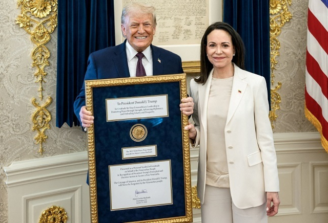 지난 15일 트럼프 미국 대통령이 백악관에서 베네수엘라 야당 지도자 마리아 코리나 마차도로부터 노벨 평화상을 전달받고 있다. 연합뉴스
