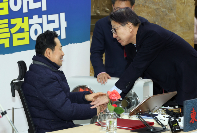 더불어민주당에 통일교·공천헌금 '쌍특검' 수용을 요구하며 닷새째 단식 농성 중인 국민의힘 장동혁 대표가 19일 국회 로텐더홀 단식 농성장을 찾은 박형준 부산시장과 인사하고 있다. 연합뉴스