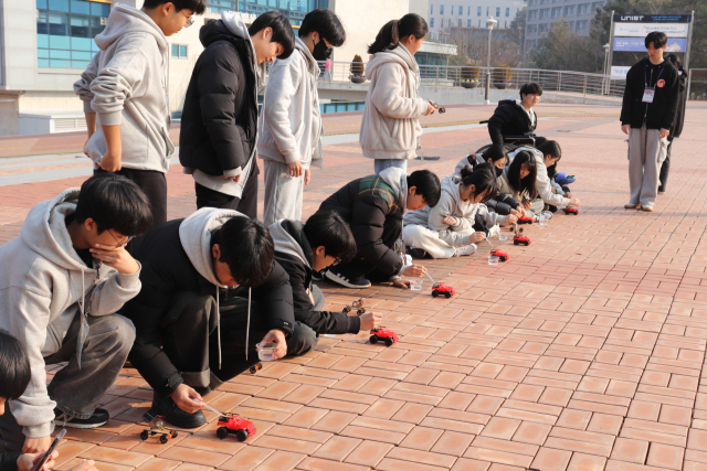 지난해 열린 'UNIST 울주군 과학 멘토링' 프로그램에 참여하고 있는 학생 모습. UNIST 제공