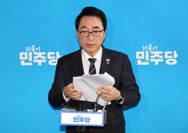 더불어민주당 박수현 수석 대변인이 19일 국회에서 당무위원회 결과에 관해 설명하고 있다. 연합뉴스