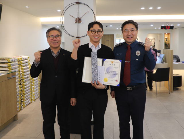 부산 사상경찰서가 20일 보이스피싱 피해를 막은 새마을금고 직원에게 감사장을 수여했다. 부산 사상경찰서 제공