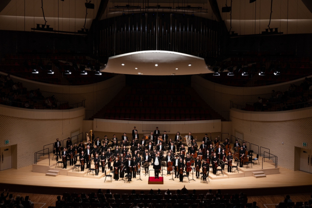 부산시립교향악단이 지난해 5월 부산콘서트홀에서 정기연주회를 마친 뒤 관객들에게 인사하고 있다. 부산문화회관 제공