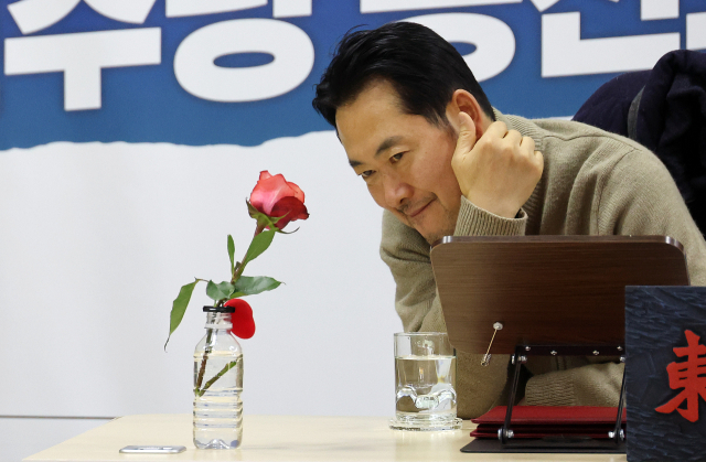 통일교·공천헌금 '쌍특검' 수용을 요구하며 엿새째 단식 농성 중인 국민의힘 장동혁 대표가 20일 국회 로텐더홀 단식 농성장에서 장미꽃을 바라보고 있다. 연합뉴스