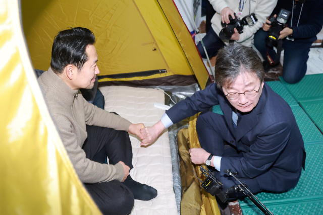 더불어민주당에 통일교·공천헌금 '쌍특검' 수용을 요구하며 엿새째 단식 농성 중인 국민의힘 장동혁 대표가 20일 국회 로텐더홀 단식 농성장을 찾은 유승민 전 의원과 대화하고 있다. 연합뉴스