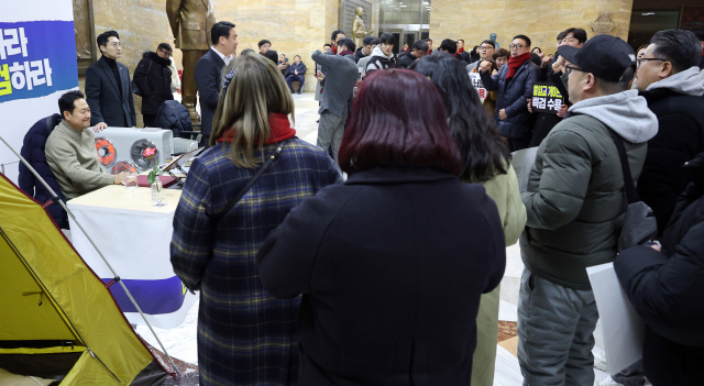 통일교·공천헌금 '쌍특검' 수용을 요구하며 엿새째 단식 농성 중인 국민의힘 장동혁 대표가 20일 국회 로텐더홀 단식 농성장에서 당원들의 응원을 받고 있다. 연합뉴스