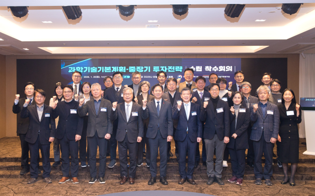 배경훈 부총리 겸 과학기술정보통신부 장관이 20일 서울 중구 코리아나호텔에서 열린 '제6차 과학기술기본계획 및 제2차 국가연구개발 중장기 투자전략 수립 착수회의'에서 참석자들과 기념 촬영하고 있다. 과기정통부 제공