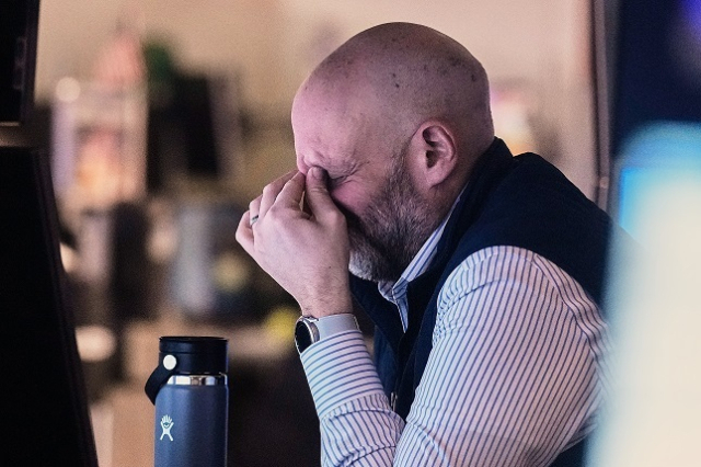 사진은 이날 뉴욕증권거래소에서 일하는 트레이더의 모습. 연합뉴스