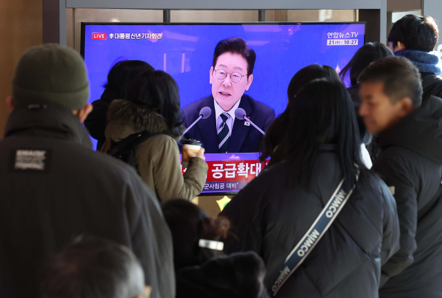 21일 서울 용산구 서울역 대합실에서 시민들이 이재명 대통령 신년 기자회견 방송을 지켜보고 있다. 연합뉴스