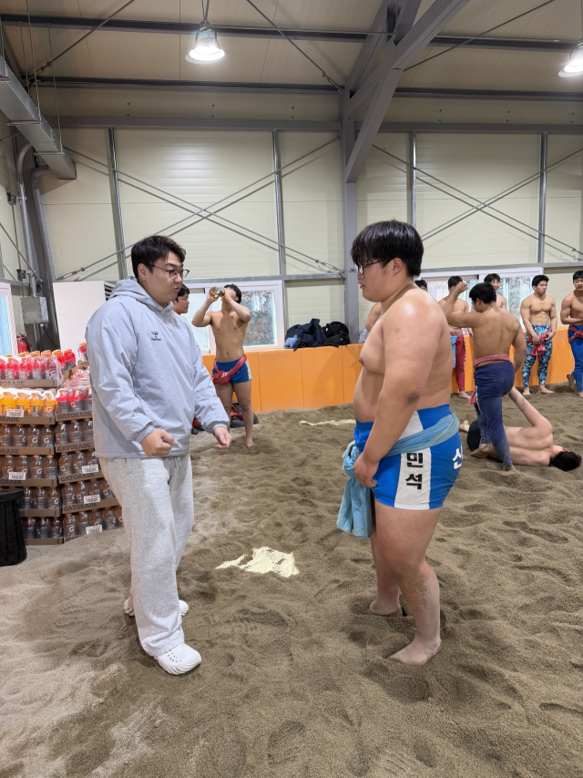 경남 김해시 장유고와 대구 영신고 씨름부 학생들을 상대로 들배지기 기술을 지도하는 이 감독. 장유고 제공