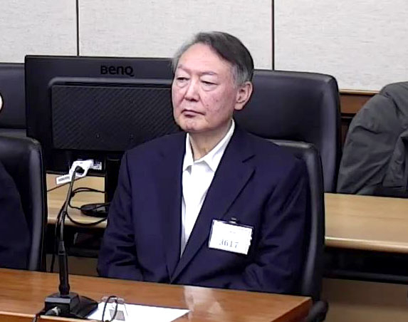 윤석열 전 대통령이 16일 서울 서초구 서울중앙지방법원에서 열린 특수공무집행방해, 범인도피교사, 직권남용 권리행사방해 혐의 등 사건에 대한 1심 선고 공판에 출석해 피고인석에 앉아 있다. 윤 전 대통령은 이날 징역 5년을 선고받았다. 연합뉴스