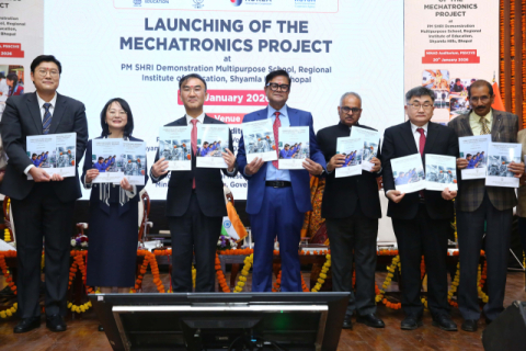 인도 마디아프라데시주 보팔(Bhopal)에서 열린 ‘인도 직업기술교육 역량강화사업’ 착수보고회에서 이성호 주인도대한민국대사(왼쪽 세 번째), 정민영 코이카 인도주재원(맨 왼쪽), 산제이 쿠마르(Sanjay Kumar) 인도교육부 차관(왼쪽 네 번째)와 관계자들이 기념 촬영을 하고 있다.