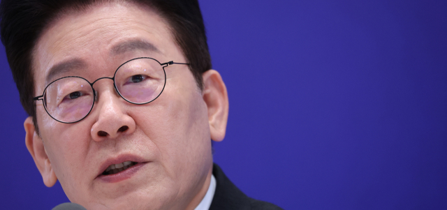 이재명 대통령이 21일 청와대 영빈관에서 열린 신년기자회견에서 취재진 질문에 답하고 있다. 연합뉴스