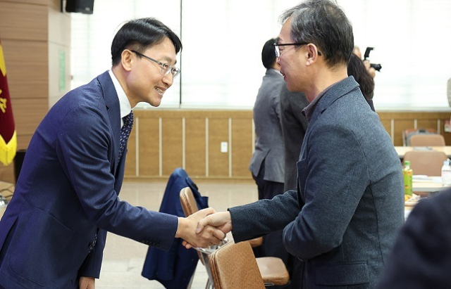 임광현 국세청장(왼쪽)이 21일 김해상공회의소에서 김해의 한 수출 중소기업 대표를 만나 악수하고 있다. 국세청 제공