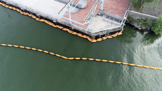 낙동강 물 문제 해결 방법으로 복류수와 강변여과수가 주목받고 있다. 부산 매리취수장에 녹조가 발생한 모습. 연합뉴스
