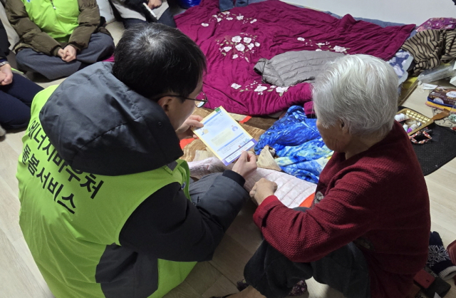 한국에너지공단 한영배 지역에너지복지이사(왼쪽)가 21일 에너지바우처 수급세대를 방문해 22일부터 시행되는 ‘에너지바우처 등유·LPG 확대 지원 사업’을 설명하고 있다. 에너지공단 제공