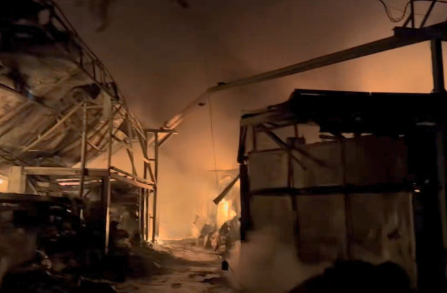 부산 기장군 한 타일 공장에 불이 나 소방 당국이 진화 작업에 나서고 있다. 부산소방재난본부 제공