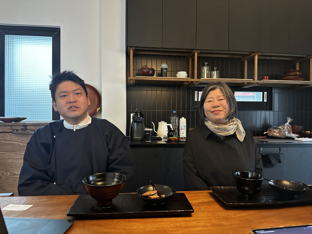 부산 동래구 안락동에 문을 연 '하우스 오브 알파'에서 만난 (주)나비플렉스 박진솔(왼쪽) 대표와 이현승 옻칠 공예가. 김은영 기자 key66@