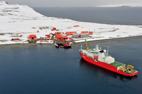 아라온호가 일년에 한 차례의 세종기지 보급을 위해 기지 앞에 도착했다. 김예동 제공