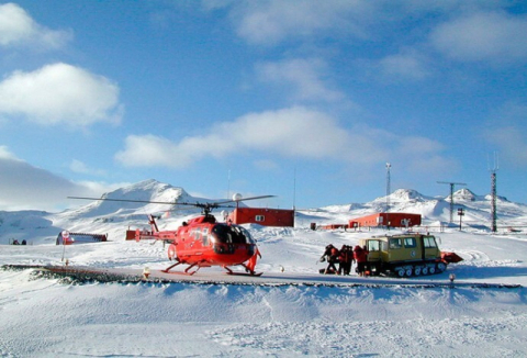 한국에서 온 편지가 수송기로 도착하면 칠레 헬기가 배달해 준다. 김예동 제공