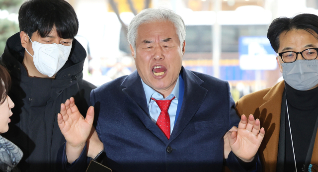 사랑제일교회 전광훈 목사가 15일 서울서부지방법원에서 열린 구속적부심 심문에 출석하고 있다. 연합뉴스