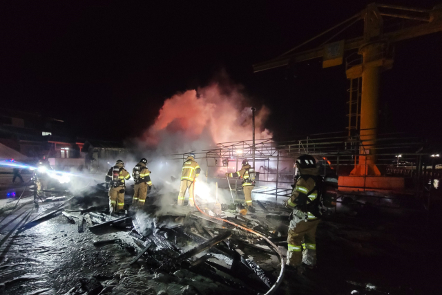 21일 오후 7시 10분께 거제시 거제면 산전마을 물량장 비니하우스에서 불이나 1시간 20분만에 꺼졌다. 다행히 인명피해는 없었지만 불이 주변 컨테이너와 선박으로 옮겨붙으면서 피해가 커졌다. 거제소방서 제공