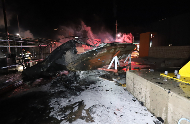 21일 오후 7시 10분께 거제시 거제면 산전마을 물량장 비니하우스에서 불이나 1시간 20분만에 꺼졌다. 다행히 인명피해는 없었지만 불이 주변 컨테이너와 선박으로 옮겨붙으면서 피해가 커졌다. 거제소방서 제공