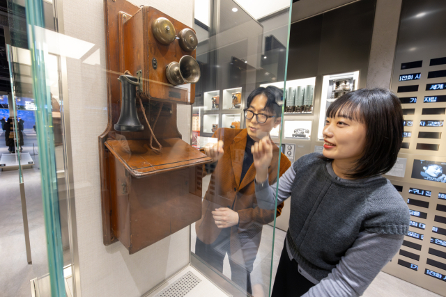 방문객들이 체험형 전시 공간 KT 온마루를 관람하고 있다. KT 제공