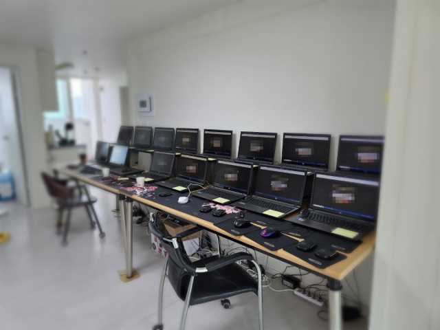 A 씨 일당이 부산의 한 오피스텔에서 조직적으로 도박을 벌이고 있는 모습. 부산경찰청 제공