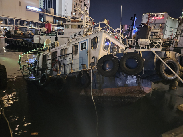 21일 오후 7시 20분께 부산 영도구 대교동 물양장에 정박한 15t급 선박이 침수됐다. 부산해양경찰서 제공
