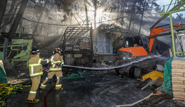 부산 기장군 기장읍 청강리 일원에서 발생한 산불이 이틀째 이어진 22일 소방대원과 헬기가 진화 작업을 벌이고 있다. 산림청 등에 따르면 해당 산불은 발생 약 13시간 만인 이날 오전 10시께 주불 진화가 완료됐으며, 별다른 인명 및 시설 피해는 발생하지 않았다. 김종진 기자 kjj1761@