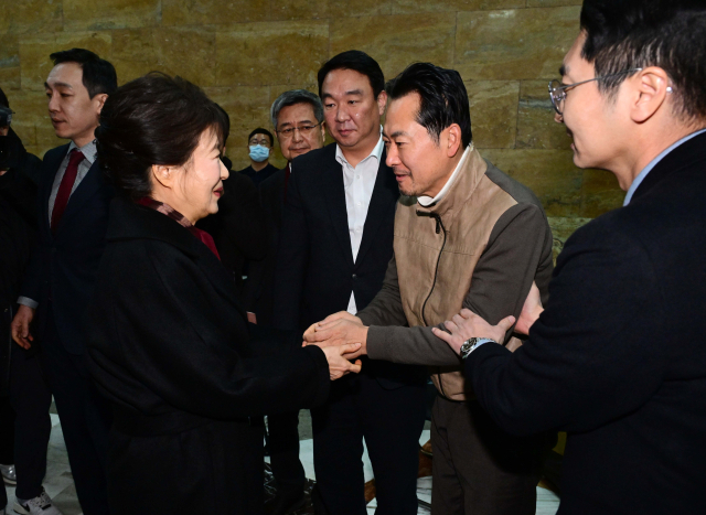 박근혜 전 대통령이 22일 국회 로텐더홀 단식 농성장에서 통일교·공천헌금 '쌍특검' 수용을 요구하며 여드레째 단식 중인 국민의힘 장동혁 대표를 방문해 인사하고 있다. 연합뉴스