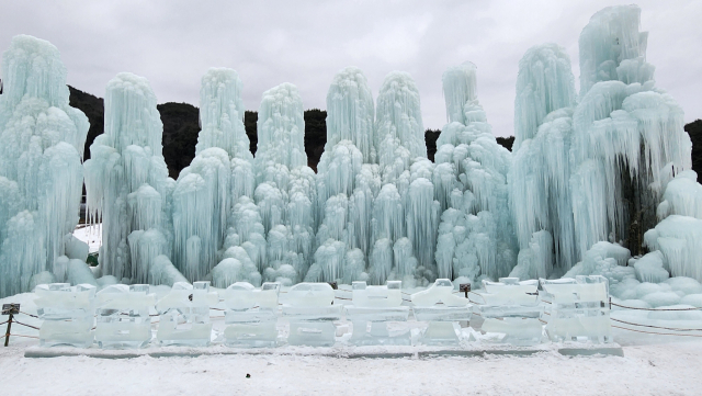 칠갑산 얼음분수축제의 얼음기둥들이 웅장한 자태를 보이고 있다.