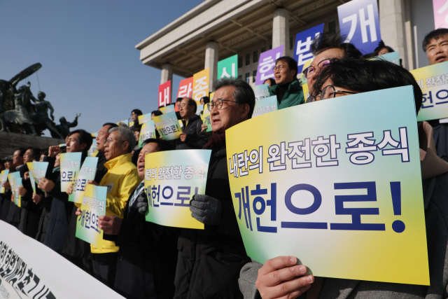 2일 서울 여의도 국회 본청 앞 계단에서 시민주도 헌법개정 전국 네트워크 회원들이 개헌을 촉구하고 있다. 연합뉴스
