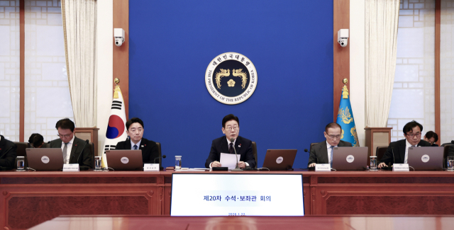 이재명 대통령이 22일 청와대에서 열린 수석보좌관회의를 주재하고 있다. 연합뉴스