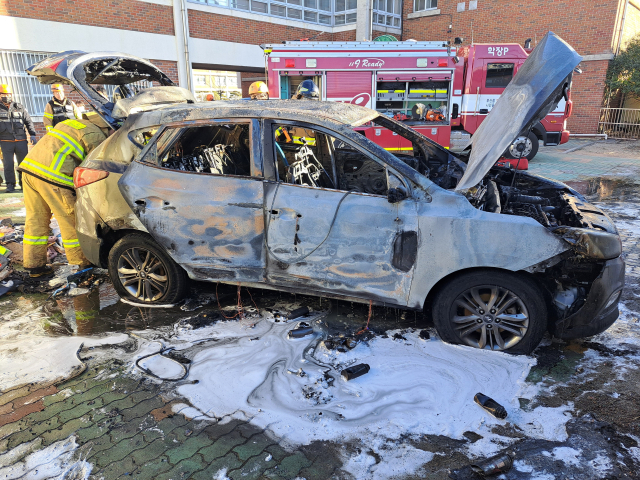 22일 오전 부산 사상구 학장동의 한 초등학교 주차장에 주차된 SUV에서 불이 났다. 사진은 불이 난 SUV 모습. 부산소방재난본부 제공