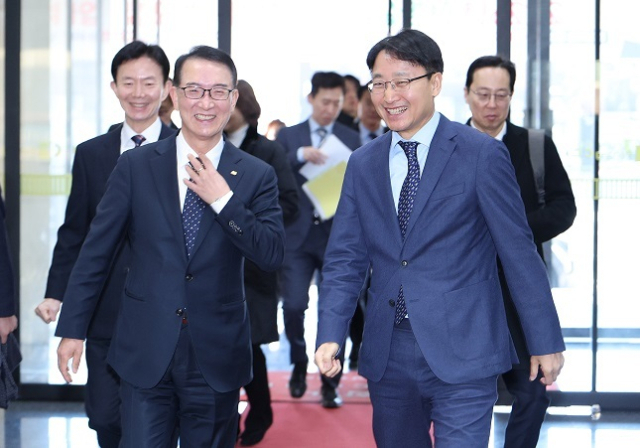 임광현 국세청장이 22일 포항 철강산업단지를 찾아 손기영 TCC 스틸대표를 만나 이동하고 있다. 국세청 제공