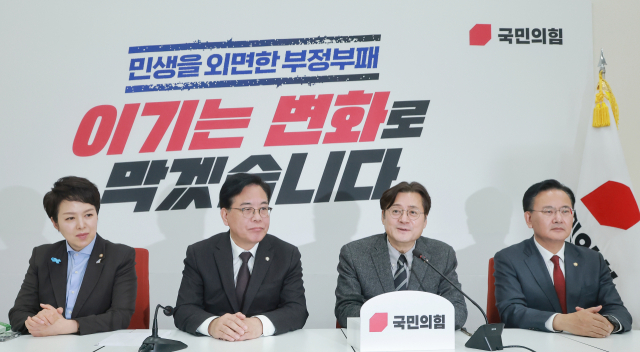 홍익표 청와대 정무수석(오른쪽 두번째)이 22일 국민의힘 송언석 원내대표(왼쪽 두번째)를 만나기 위해 국회를 방문, 인사말하고 있다. 왼쪽부터 국민의힘 김은혜 원내정책수석부대표, 송 원내대표, 홍 정무수석, 국민의힘 유상범 원내운영수석부대표. 연합뉴스