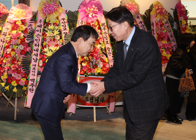 부산일보 손영신 대표이사가 박형준 부산시장과 인사를 하고 있다. 정종회 기자 jjh@