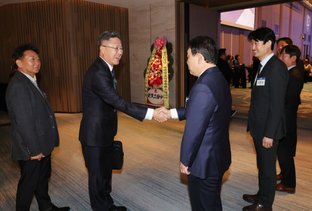 부산일보 손영신 대표이사를 비롯한 임직원들이 내빈들을 맞이하고 있다. 김종진 기자 kjj1761@