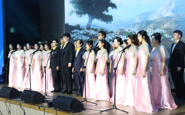‘부산일보 CEO아카데미 합창단’이 오프닝 공연을 하고 있다. 김종진 기자 kjj1761@