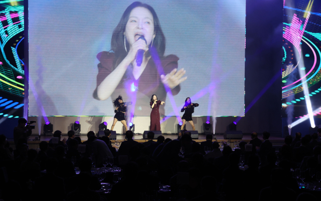 가수 왁스가 축하공연을 하고 있다. 김종진 기자 kjj1761@