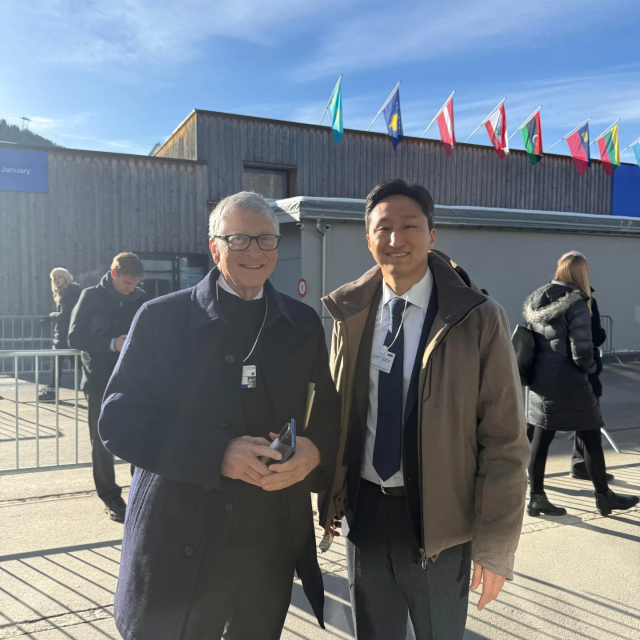 정기선 HD현대 회장이 22일(현지시간) 스위스 다보스에서 열린 세계경제포럼(WEF·다보스 포럼) 현장에서 테라파워 창업자 겸 회장인 빌 게이츠를 만나 SMR 협력에 대해 논의했다. HD현대 제공.