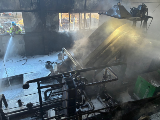 22일 오전 11시 25분께 경남 사천시 사천읍 두량리 한 열처리 공장에서 불이 나 재산 피해가 발생했다. 경남소방본부 제공