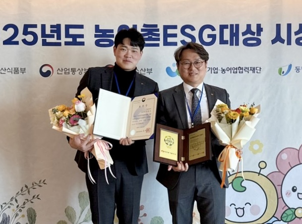 (왼쪽부터) 한국동서발전 사회공헌부 구완모 차장, 김태준 부장이 '농어촌 이에스지(ESG)실천 인정기업' 선정 기념사진을 촬영하고 있다. 동서발전 제공