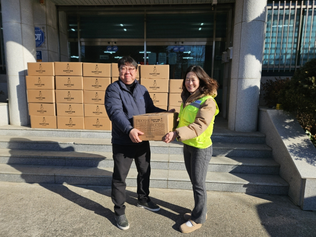 울산항만공사(UPA)는 한파에 따른 항만근로자 보호를 위해 방한용품(핫팩 5000점)을 배부하며 한파 국민행동요령 전파에 나섰다. UPA 제공