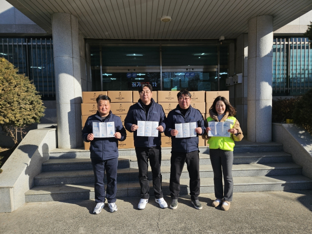 울산항만공사(UPA)는 한파에 따른 항만근로자 보호를 위해 방한용품(핫팩 5000점)을 배부하며 한파 국민행동요령 전파에 나섰다. UPA 제공