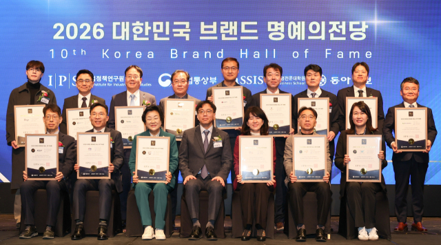 한국서부발전은 지난 22일 서울 서초 엘타워에서 열린 ‘2026 대한민국 브랜드 명예의 전당 시상식’에서 ‘디지털 에이아이(AI) 품질 부문’ 대상을 수상했다. 윤영민 서부발전 품질경영부장(오른쪽)이 기념촬영하는 모습. 서부발전 제공