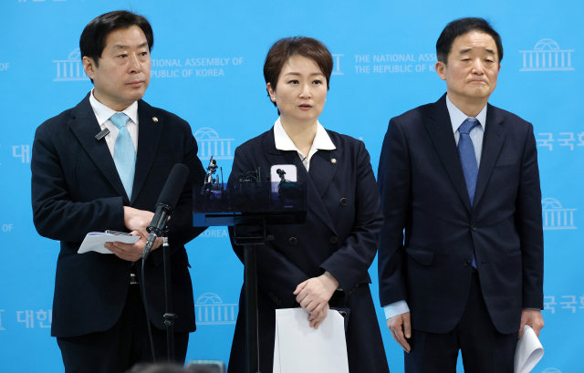 친명계로 분류되는 더불어민주당 이언주·황명선·강득구 최고위원이 23일 국회 소통관에서 정청래 대표의 조국혁신당 합당 제안과 관련해 기자회견을 마친 뒤 질의를 받고 있다. 연합뉴스