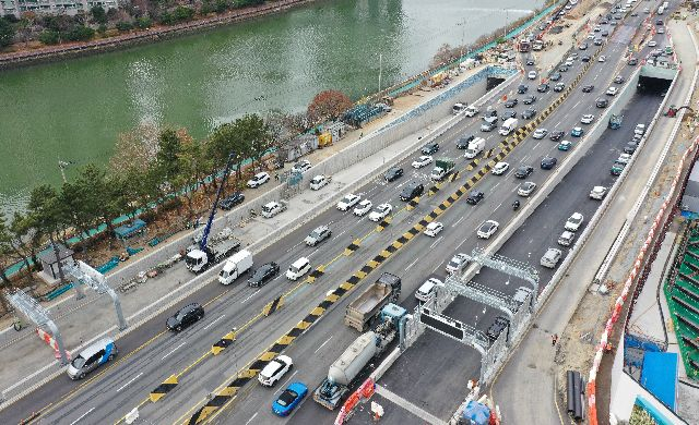 다음 달 10일 0시부터 만덕~센텀 고속화도로를 시민들이 이용할 수 있다. 만덕~센텀 고속화도로는 북구 만덕동과 해운대구 재송동을 연결하는 총 9.62km 길이 왕복 4차로 도로다. 사진은 대심도 센텀 IC 입출구 일대 모습. 부산일보DB